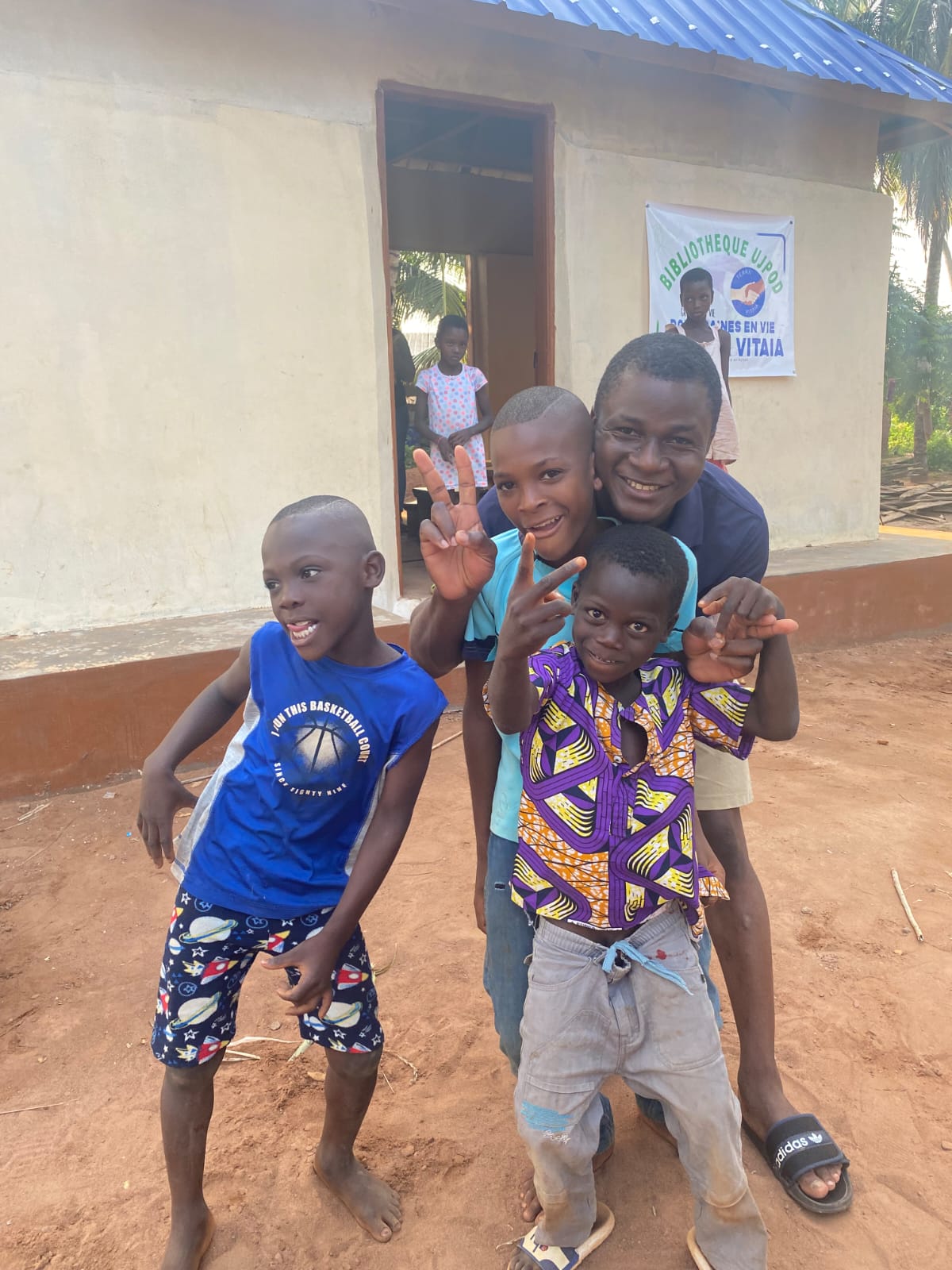 Atelier éducatif avec des enfants lors d'un camp chantier